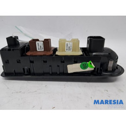 Renault - Clio - Multi-functional window switch