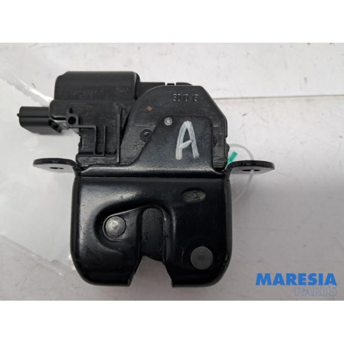 Renault - Clio - Tailgate lock mechanism