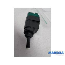 Renault - ZOE - Brake light switch