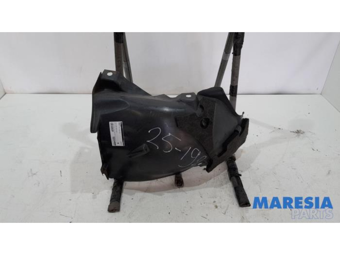 Renault - Clio - Wheel arch liner