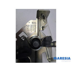 Renault - Trafic - Sliding door lock mechanism, right
