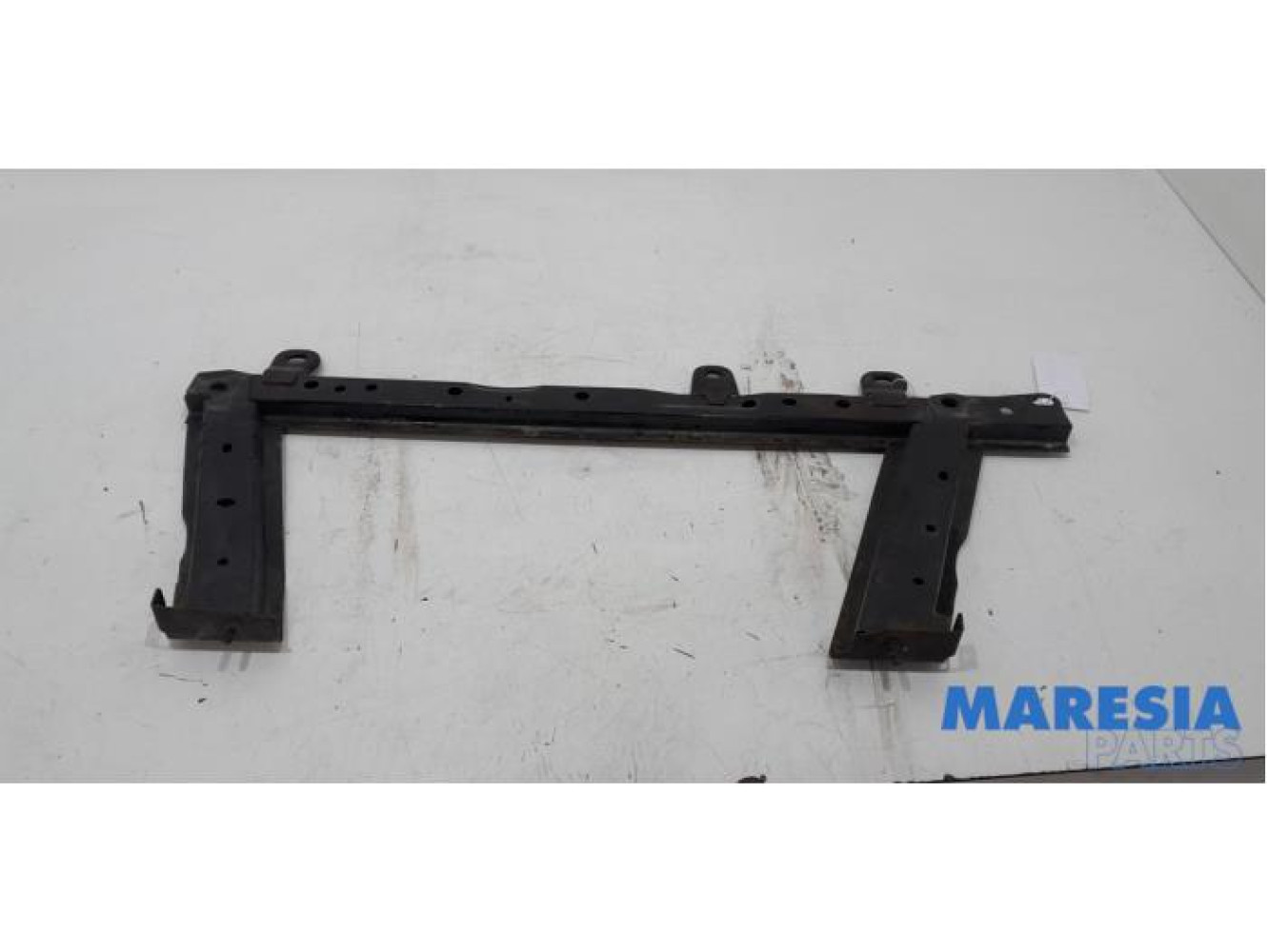 Renault - Clio - Radiator bar
