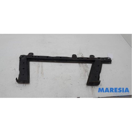 Renault - Clio - Radiator bar
