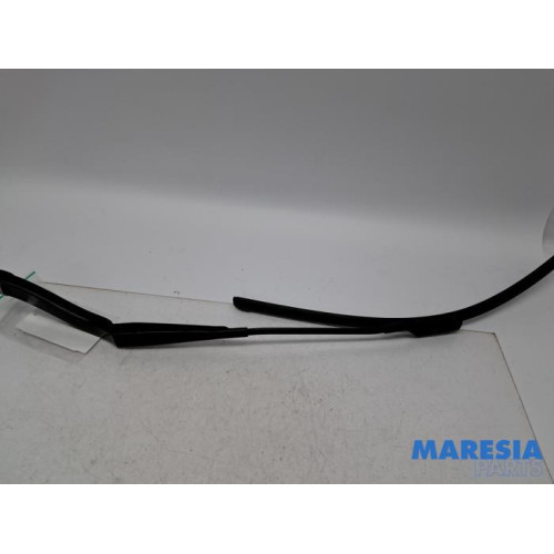 Renault - Trafic - Front wiper arm