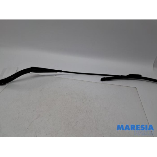Renault - Trafic - Front wiper arm