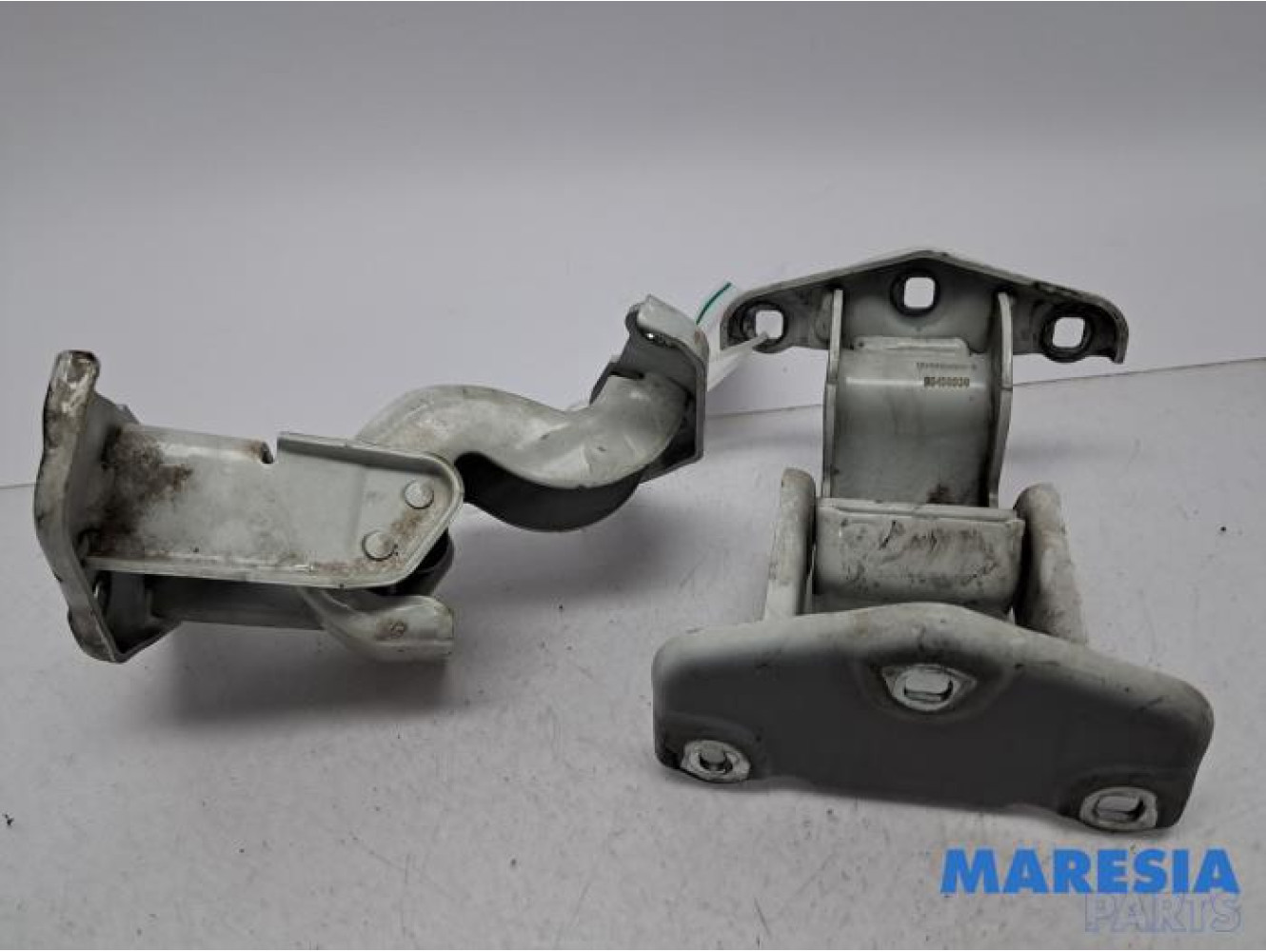 Renault - Trafic - Rear door hinge, right