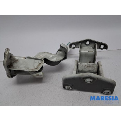 Renault - Trafic - Rear door hinge, right