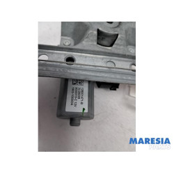 Renault - Clio - Rear door window mechanism 4-door, right