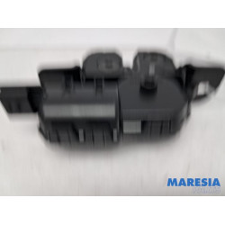 Renault - Clio - Tailgate lock mechanism
