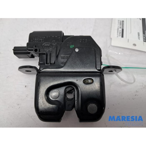 Renault - Clio - Tailgate lock mechanism