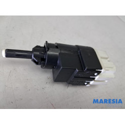 Renault - Clio - Brake light switch