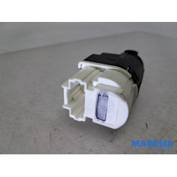 Renault - Clio - Brake light switch
