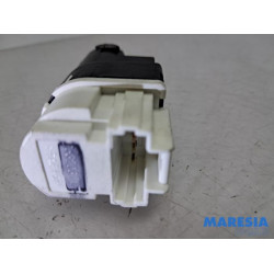 Renault - Clio - Brake light switch