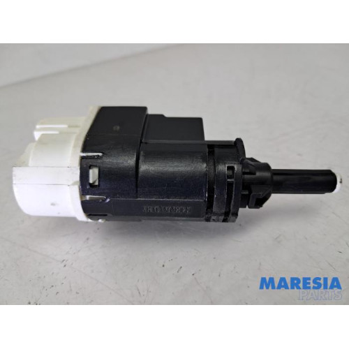 Renault - Clio - Brake light switch
