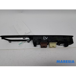 Renault - Clio - Multi-functional window switch