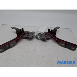 Renault - Clio - Bonnet Hinge