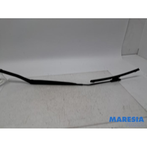 Renault - Clio - Front wiper arm