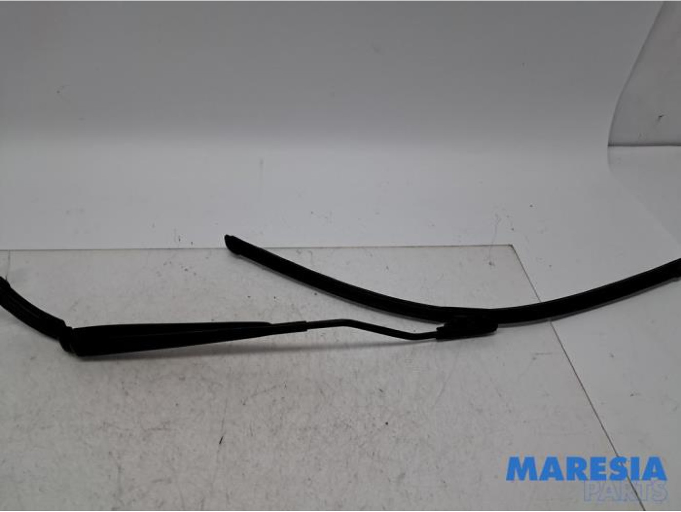 Renault - Clio - Front wiper arm