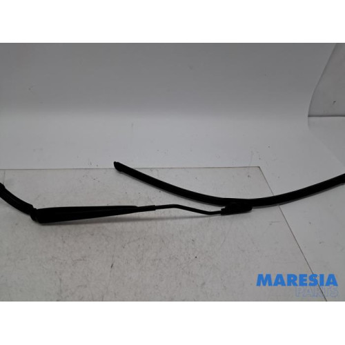 Renault - Clio - Front wiper arm