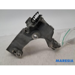 Opel - Vivaro - Steun dieselpomp