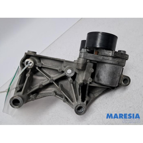 Opel - Vivaro - Alternator upper bracket
