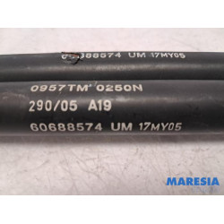 Alfa Romeo - 159 - Set of bonnet gas struts