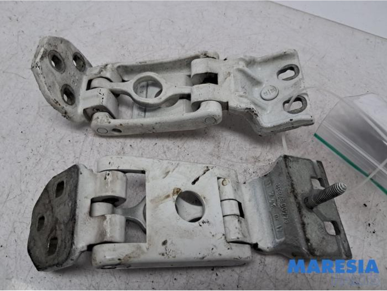 Opel - Movano - Rear door hinge, left