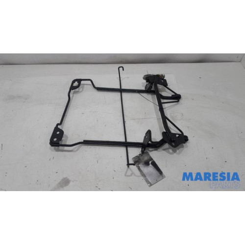 Renault - Trafic - Ophangmechaniek reservewiel