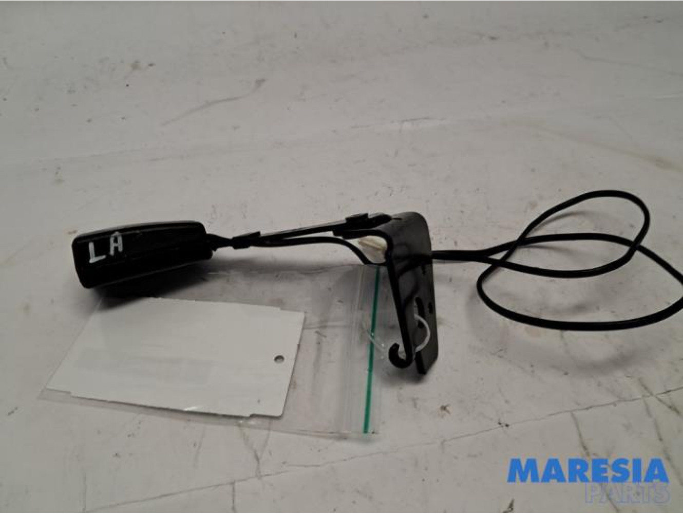 Peugeot - 3008 - Insertion ceinture de sécurité arrière gauche