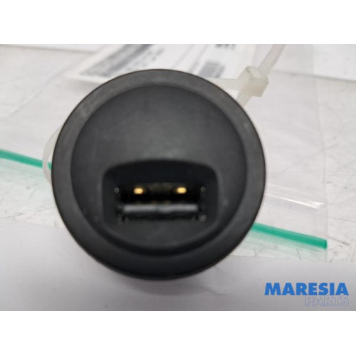 Peugeot - 208 - AUX / USB-Anschluss