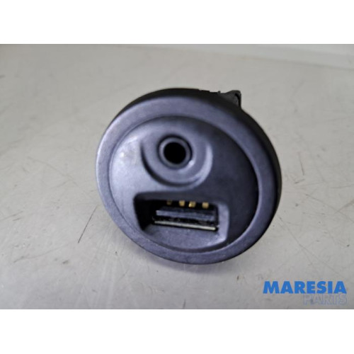 Peugeot - 208 - AUX / USB-Anschluss