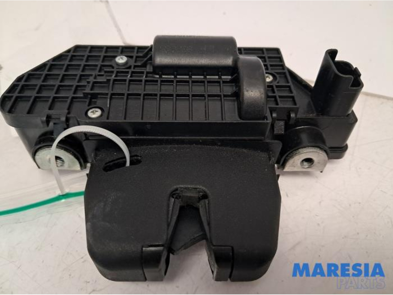 Peugeot - 208 - Tailgate lock mechanism