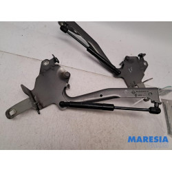 Renault - Grand Scenic - Bonnet Hinge