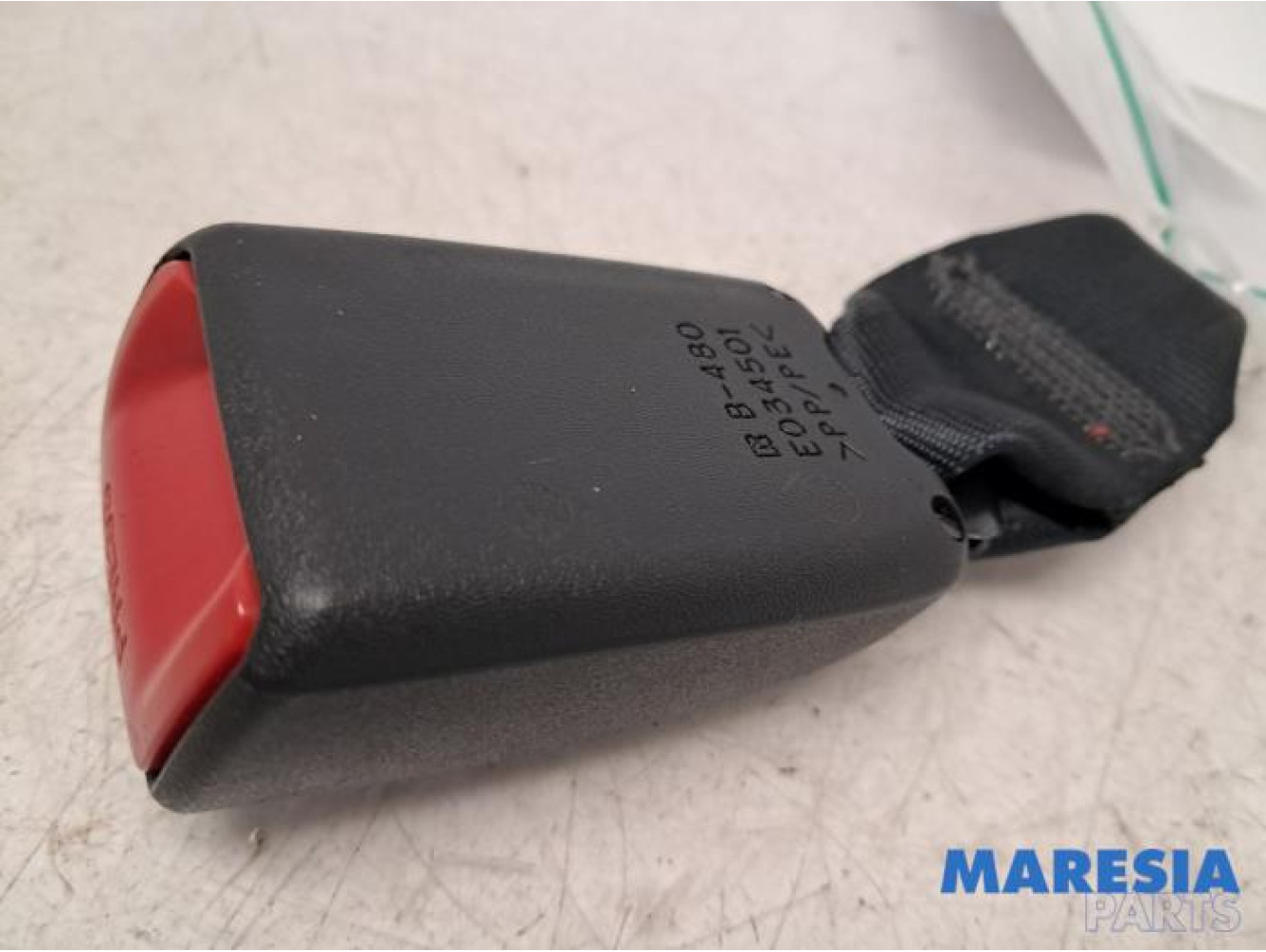 Peugeot - 107 - Insertion ceinture de sécurité arrière droite