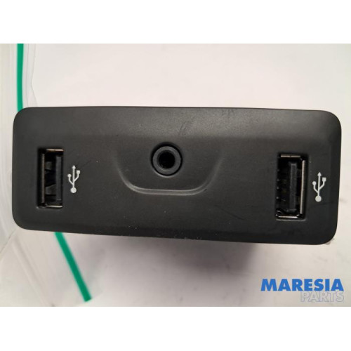 Renault - Megane - AUX / USB-Anschluss