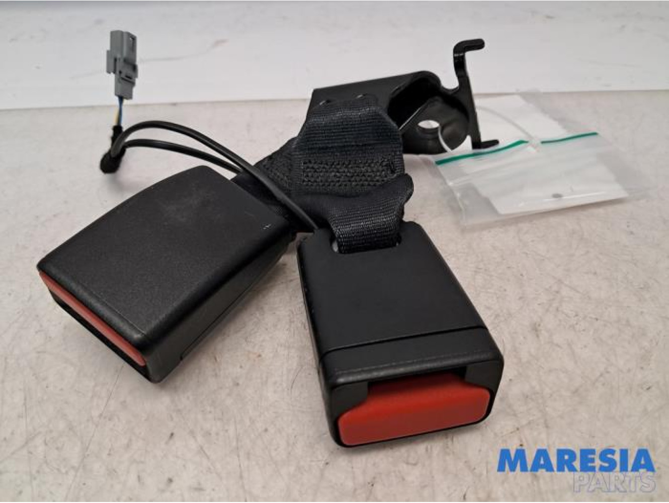 Renault - Megane - Insertion ceinture de sécurité arrière gauche