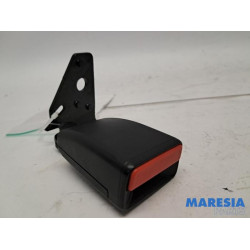 Peugeot - 2008 - Insertion ceinture de sécurité arrière gauche