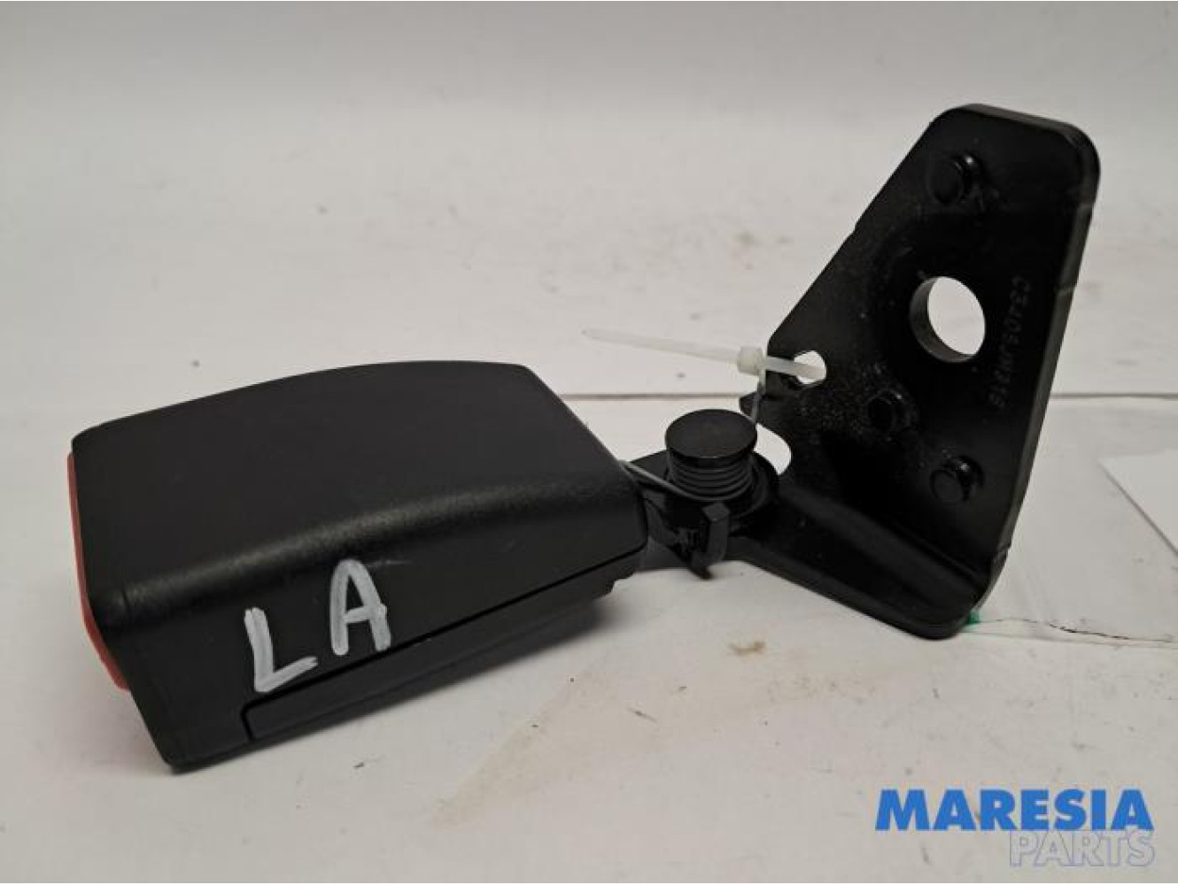 Peugeot - 2008 - Insertion ceinture de sécurité arrière gauche