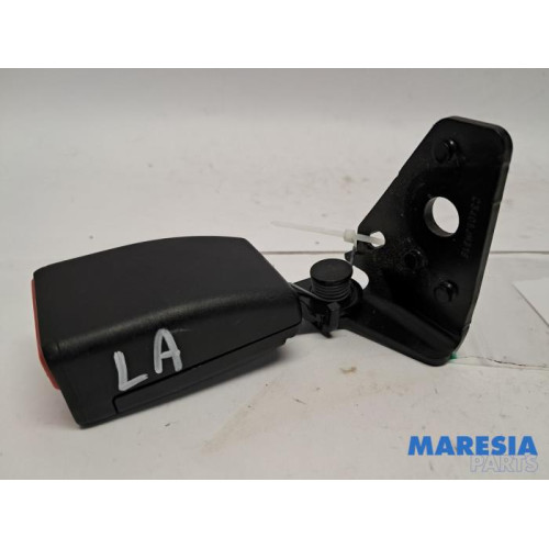 Peugeot - 2008 - Insertion ceinture de sécurité arrière gauche