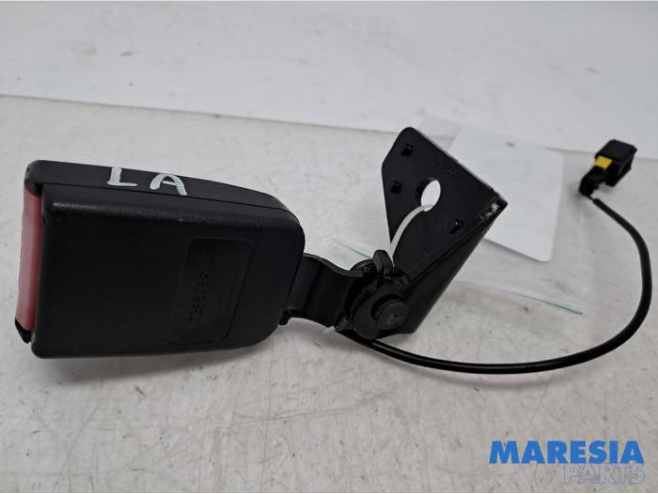 Peugeot - 207 - Insertion ceinture de sécurité arrière gauche