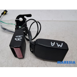 Peugeot - 207 - Insertion ceinture de sécurité arrière centre