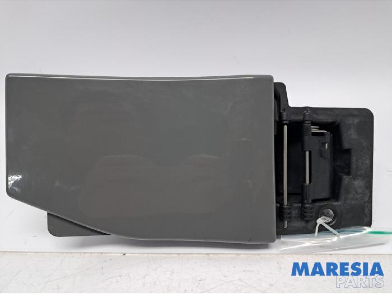 Opel - Vivaro - Tankklappe