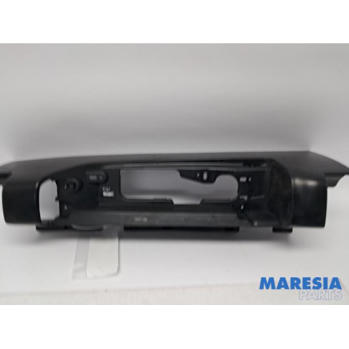 Opel - Vivaro - Rücklichtrahmen rechts