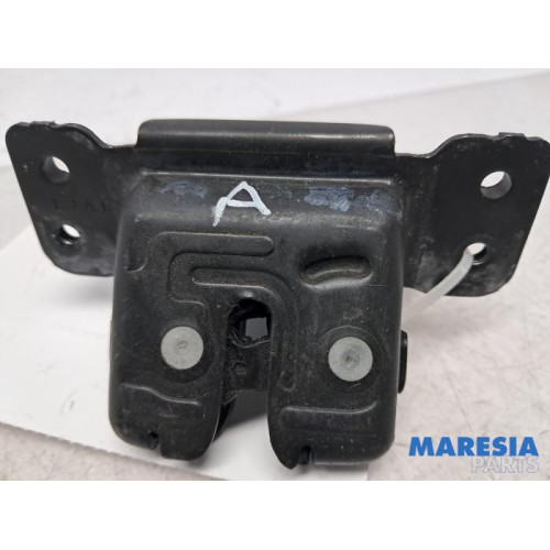 Fiat - 500 - Tailgate lock mechanism
