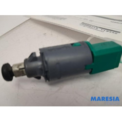Renault - Megane - Brake light switch