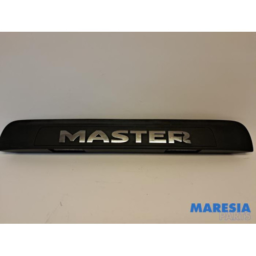 Renault - Master - Eclairage immatriculation