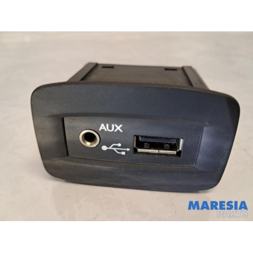 Renault - Grand Scenic - AUX / USB connection