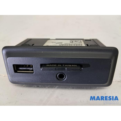 Renault - Trafic - AUX / USB connection