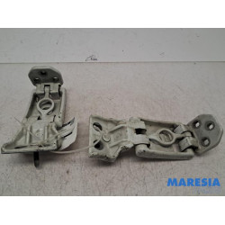 Renault - Master - Rear door hinge, right