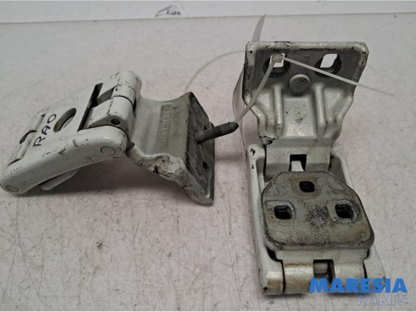 Renault - Master - Rear door hinge, right
